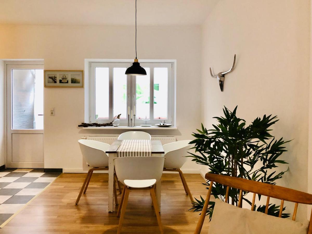Altstadthus-Gemuetliches Ferienhaus Mit Gaertchen Friedrichstadt Eksteriør bilde